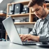 Riparazione computer torino: esperto tecnico ripara un laptop in un ambiente professionale.