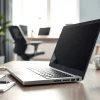 Αγορά refurbished laptop με κομψό σχέδιο στο σύγχρονο εργασιακό περιβάλλον.