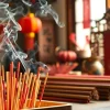 Allumer des incenses orientaux avec des nuances de couleurs riches et des textures variées.