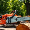 Stihl Kettensäge auf einer Holzwerkbank mit frischen Schnittproben im Hintergrund.