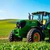 John Deere Traktor arbeite in einem lebendigen Feld mit grünem Hintergrund.