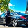 Location de voiture avec chauffeur avec un chauffeur accueillant devant une voiture de luxe à Paris.