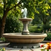 Beleuchteter Gartenbrunnen im Zentrum eines entspannenden Außenbereichs mit fröhlichen Blumen.