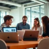 Creazione sito web agenzia, team professionale in ufficio moderno mentre collabora su design digitali.