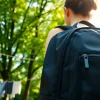 Welcoming Wasserdichter Rucksack Laptop Damen design in outdoor setting with vibrant greenery.