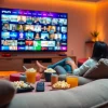 Profitez des meilleures IPTV dans un salon agréable avec un téléviseur grand écran.
