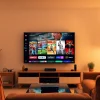 Comprar IPTV en un moderno setup de entretenimiento en casa con una TV mostrando contenido vibrante.